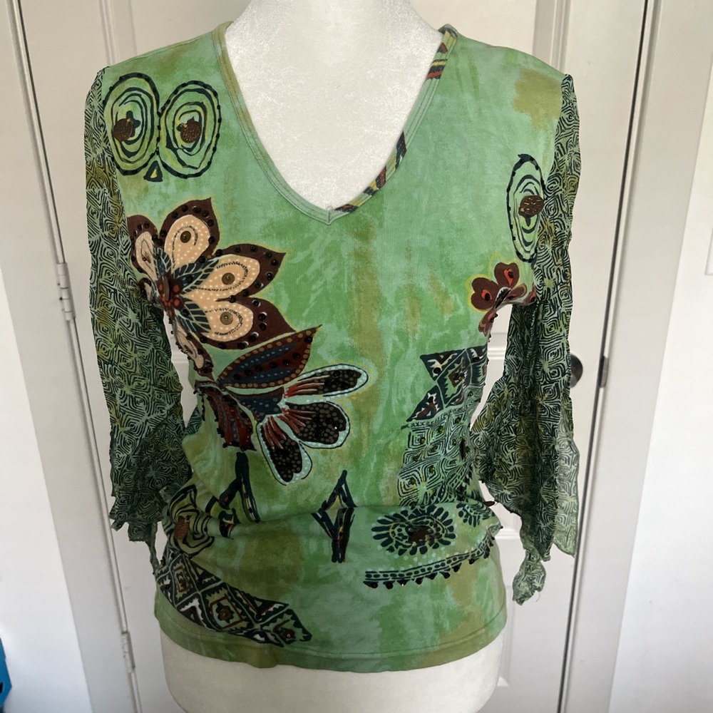 Y2k flutter sleeve top, fits like a crop top